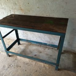 Massive Werkbank mit Stahlgestell
